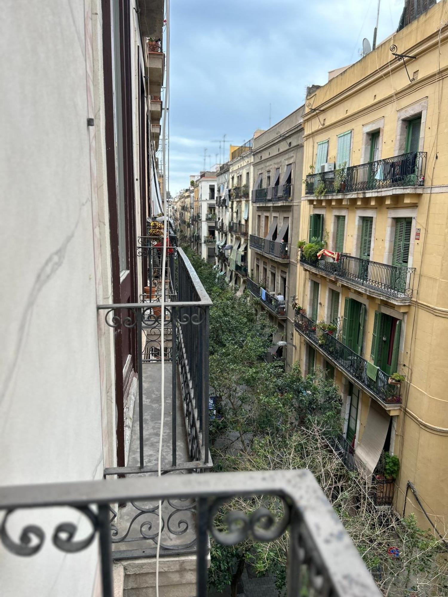 Central And Basic Universitat For Young Hostel Barcelone Extérieur photo