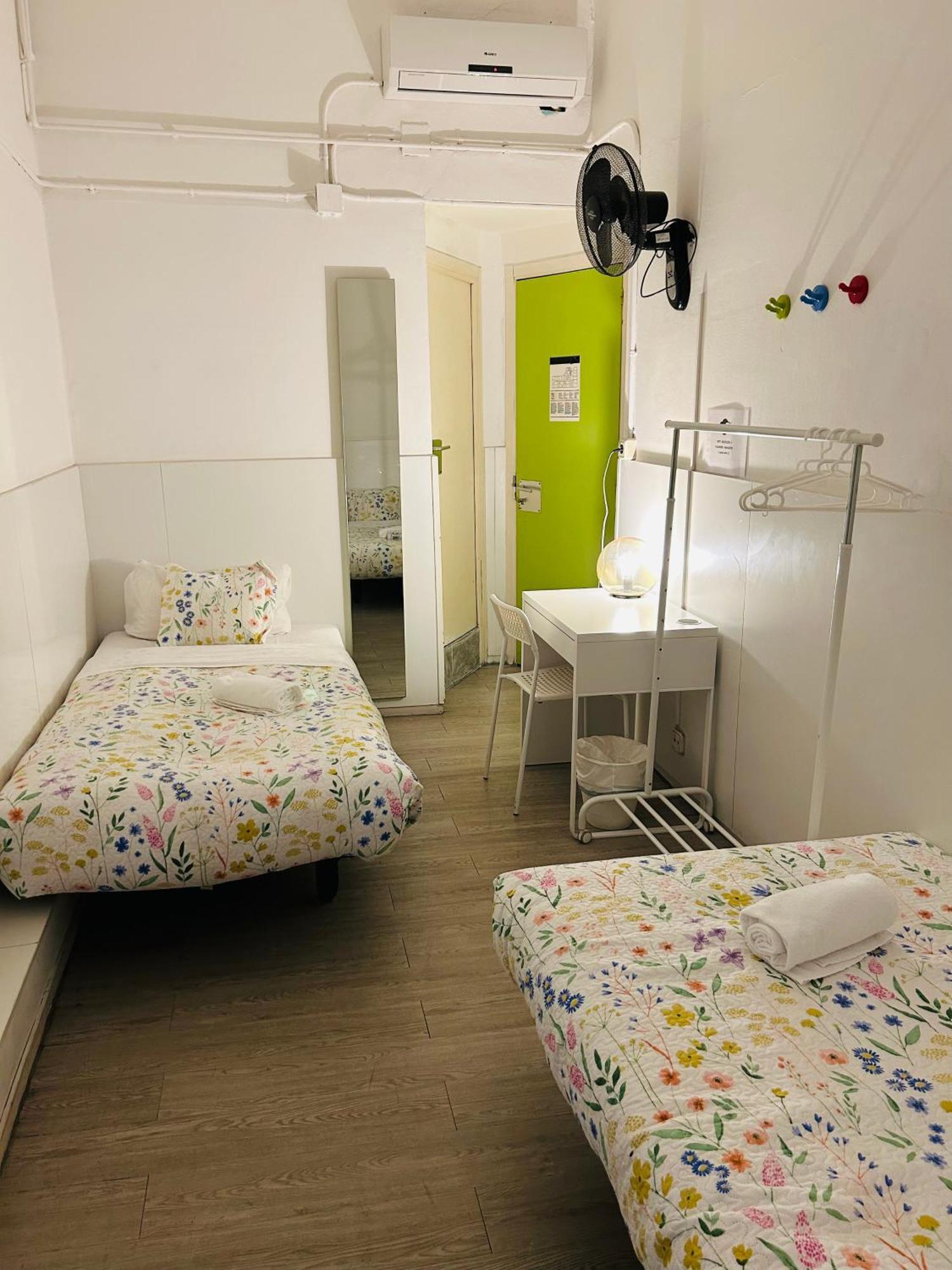 Central And Basic Universitat For Young Hostel Barcelone Extérieur photo