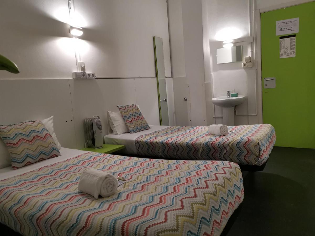 Central And Basic Universitat For Young Hostel Barcelone Extérieur photo